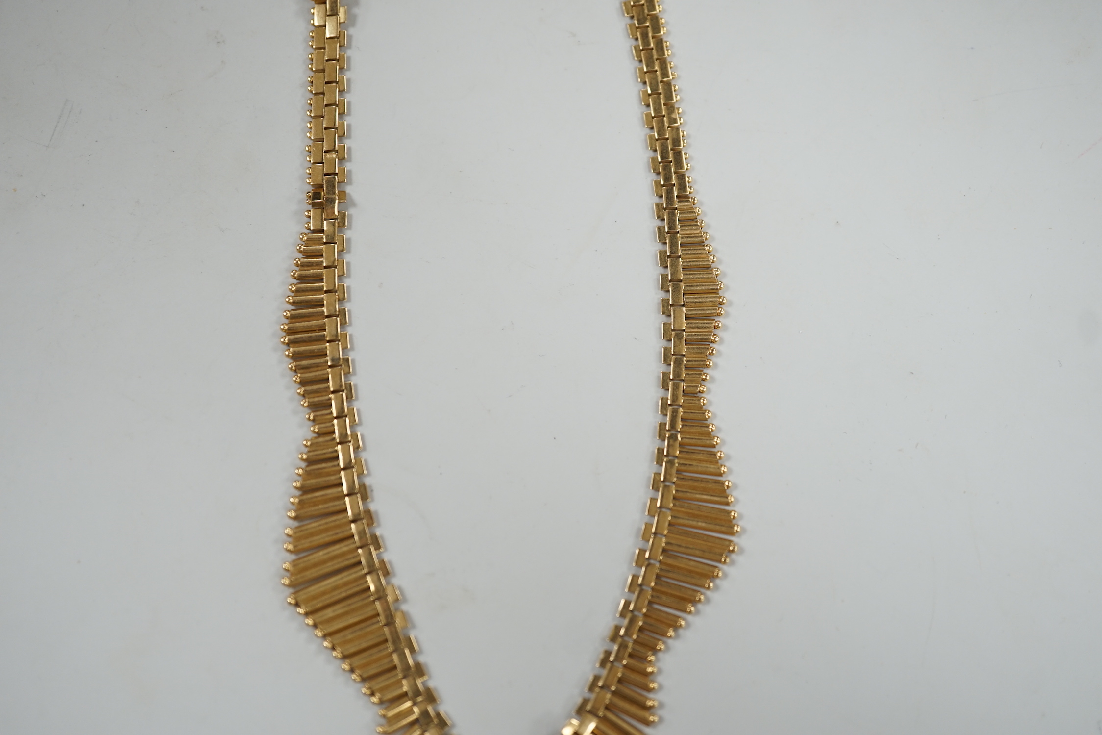 A 20th century Italian 750 yellow metal fringe necklace, 42cm